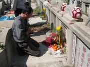 Trưởng tràng Trần Thanh Ngọc làm lễ tại mộ Sư tổ (có tượng đồng Sư tổ)